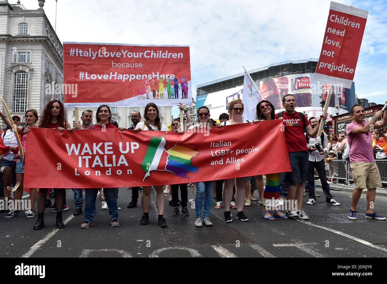 Londres, Reino Unido. 08 de julio, 2017. Los italianos se sumaron el desfile durante el orgullo en Londres el sábado. Foto : G Taka Taka Crédito: Wu Wu/Alamy Live News Foto de stock