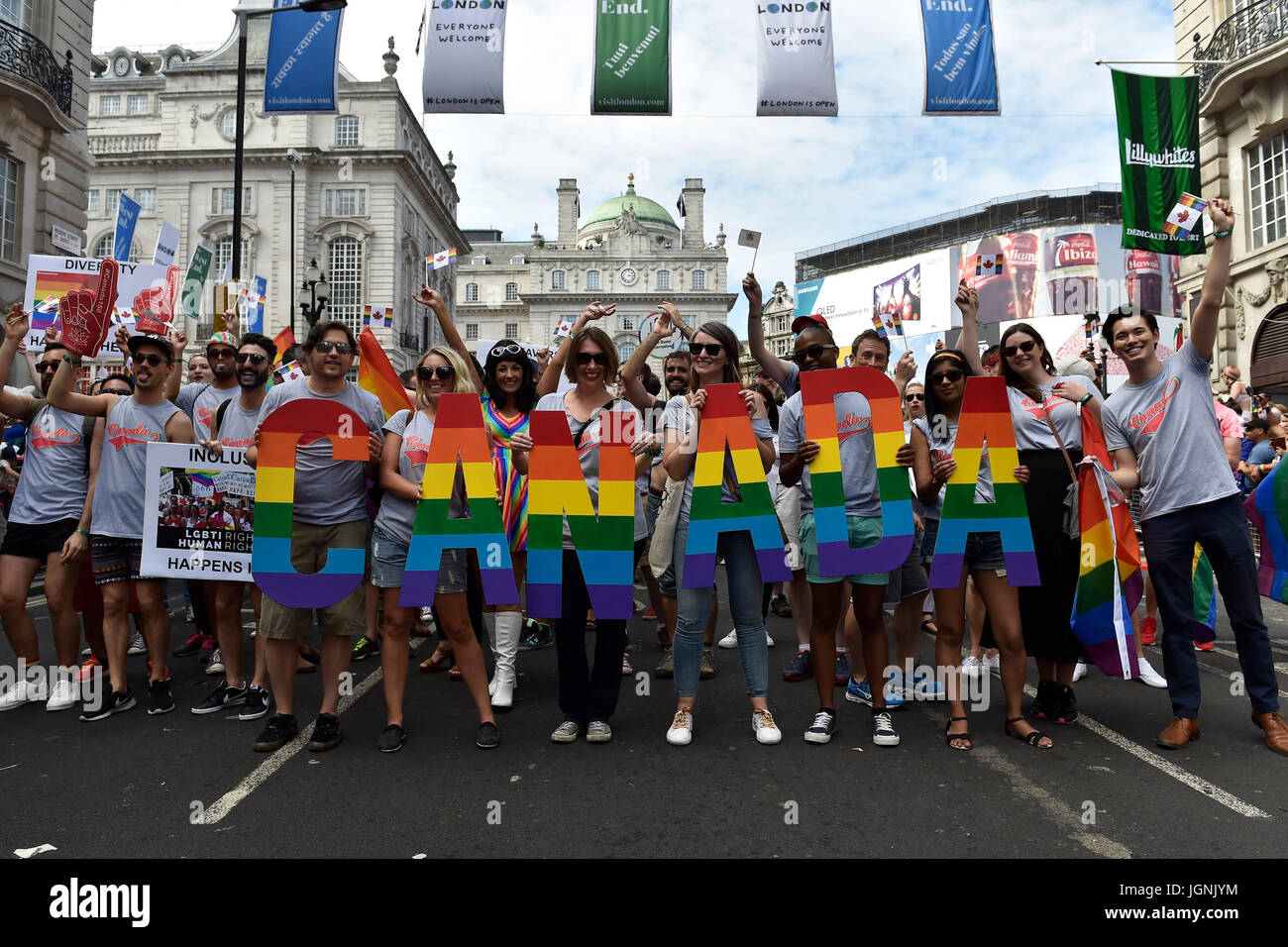 Londres, Reino Unido. 08 de julio, 2017. Los canadienses se unió en Londres durante el desfile de orgullo en Londres el sábado. Foto : G Taka Taka Crédito: Wu Wu/Alamy Live News Foto de stock