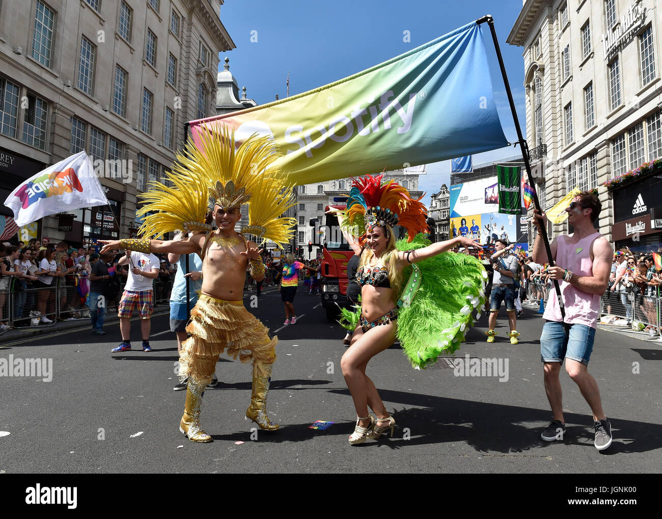 Londres, Reino Unido. 08 de julio, 2017. Los trabajadores forman Spotify bailó durante el orgullo en Londres el sábado. Foto : G Taka Taka Crédito: Wu Wu/Alamy Live News Foto de stock