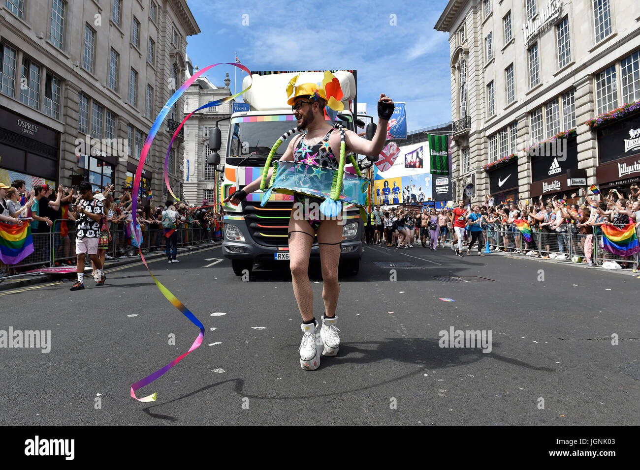 Londres, Reino Unido. 08 de julio, 2017. Un bailarín durante el orgullo en Londres el sábado. Foto : G Taka Taka Crédito: Wu Wu/Alamy Live News Foto de stock