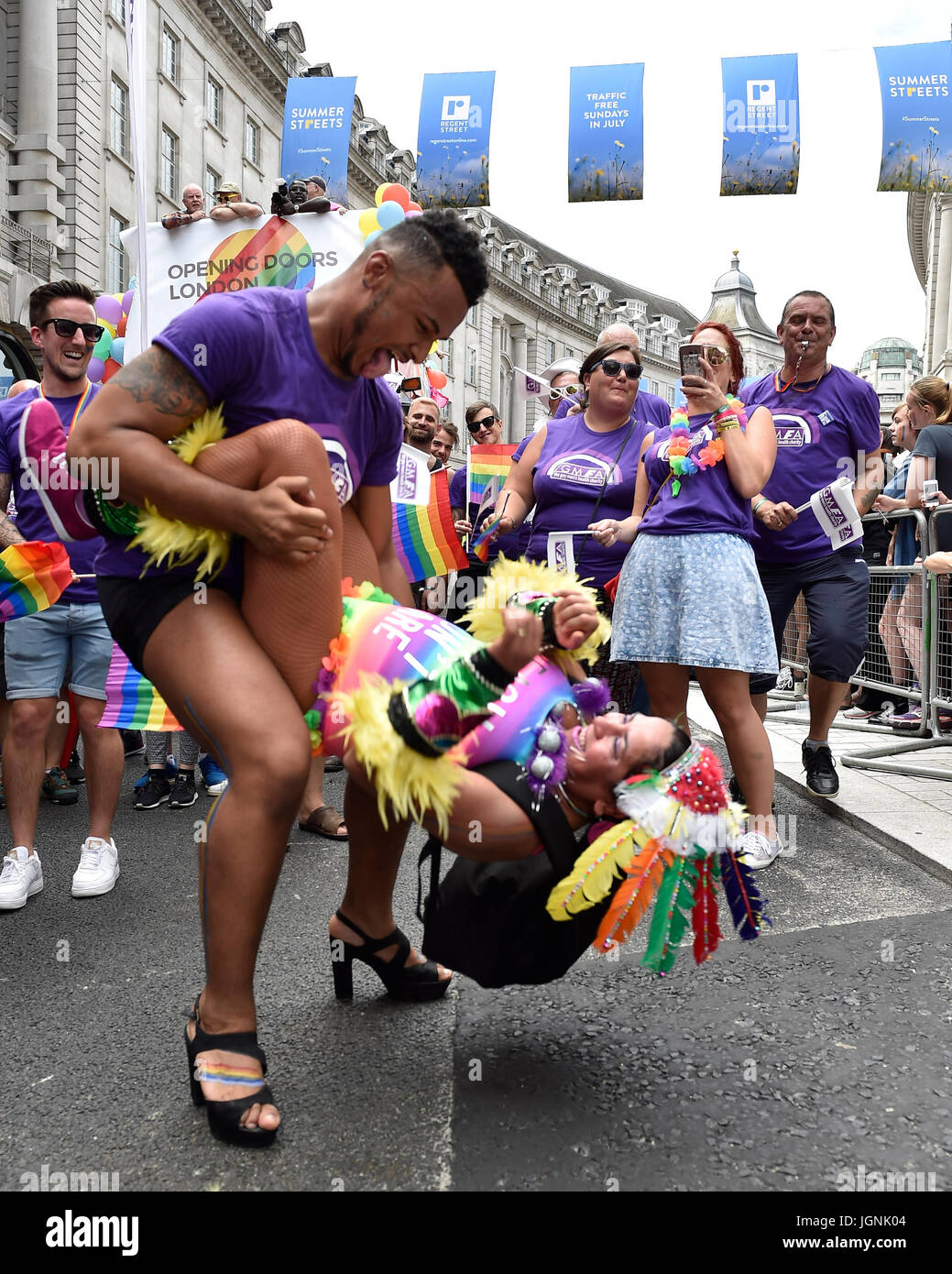 Londres, Reino Unido. 08 de julio, 2017. La GMFA entretiene a la multitud durante el orgullo en Londres el sábado. Foto : G Taka Taka Crédito: Wu Wu/Alamy Live News Foto de stock