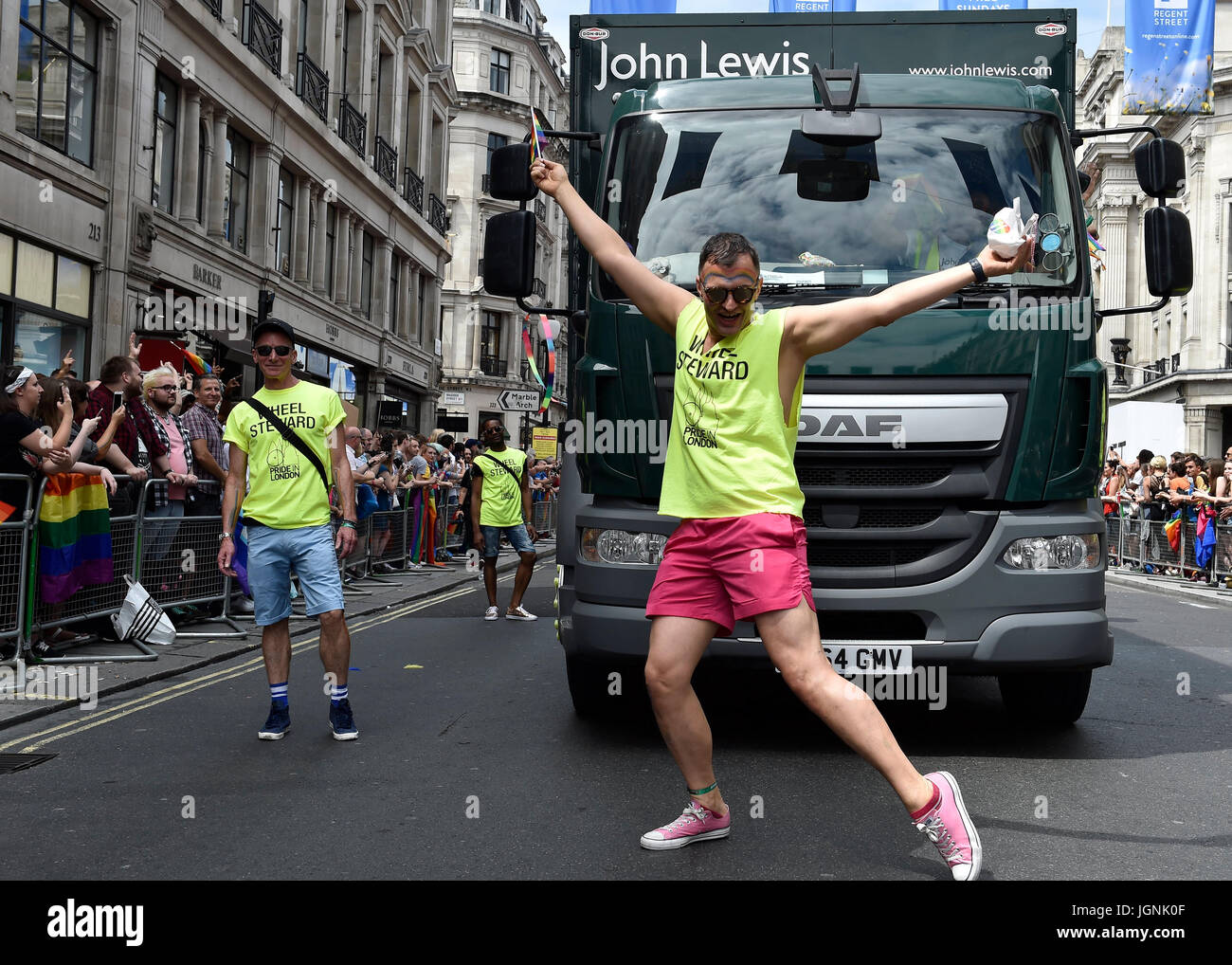 Londres, Reino Unido. 08 de julio, 2017. Una rueda Steward bailó durante el orgullo en Londres el sábado. Foto : G Taka Taka Crédito: Wu Wu/Alamy Live News Foto de stock