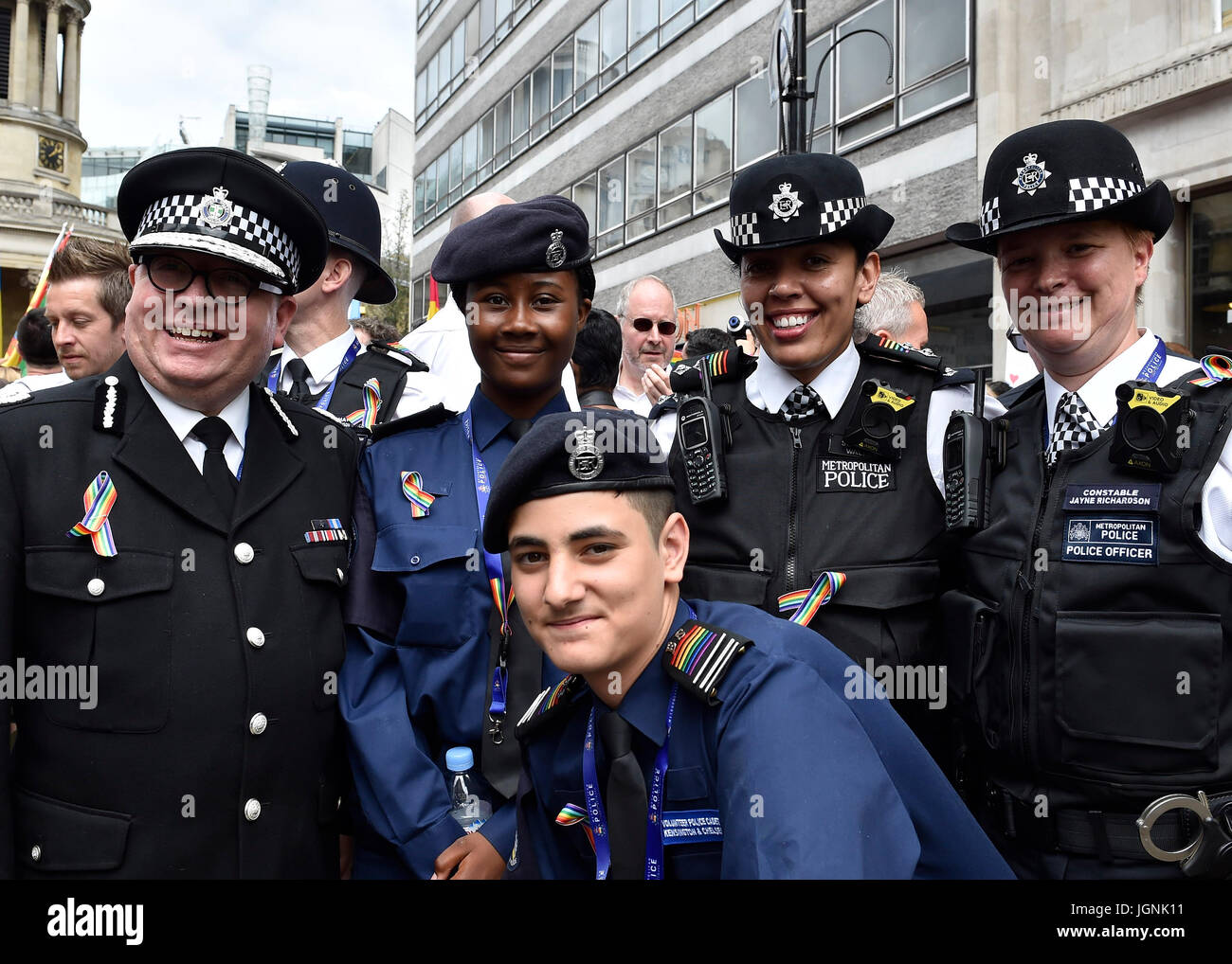Londres, Reino Unido. 08 de julio, 2017. Los funcionarios metropolitanos se unió el orgullo en Londres el sábado. Foto : G Taka Taka Crédito: Wu Wu/Alamy Live News Foto de stock