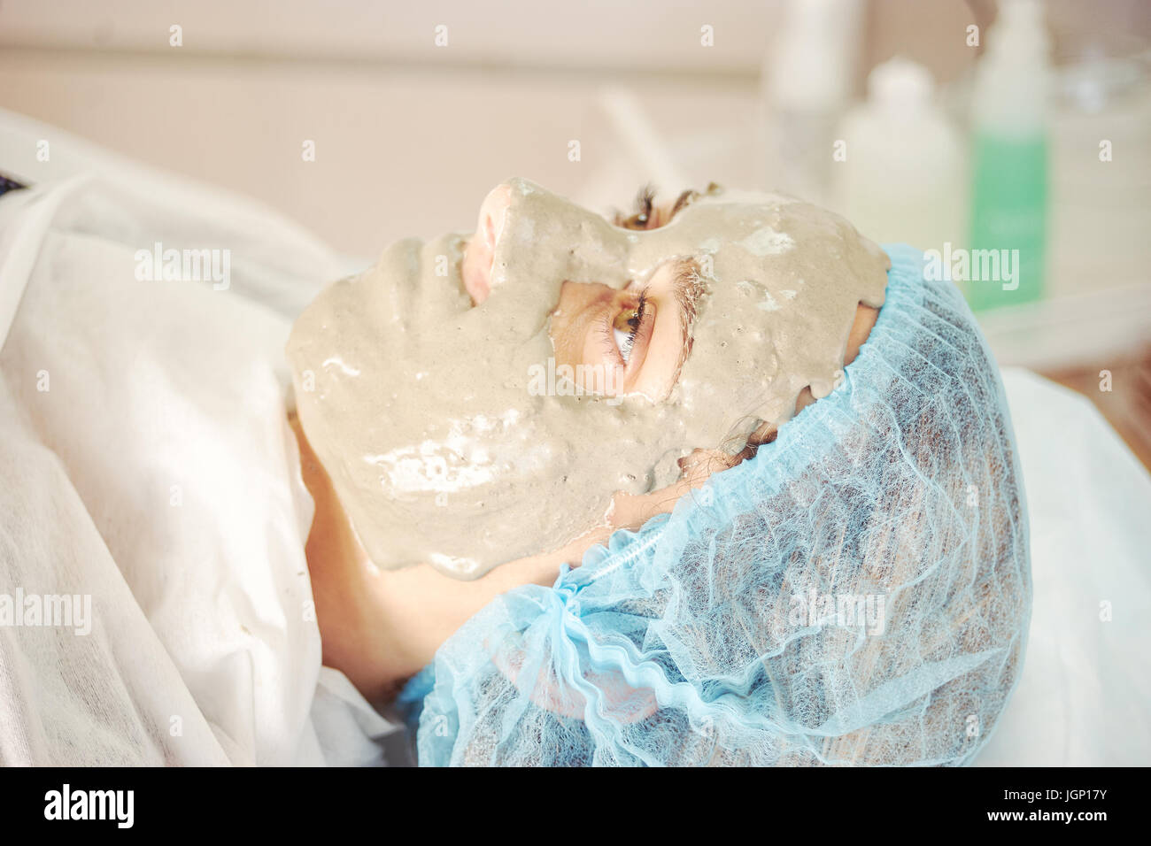 Cerca de la cara de la mujer durante el procedimiento de cosmetología Foto de stock