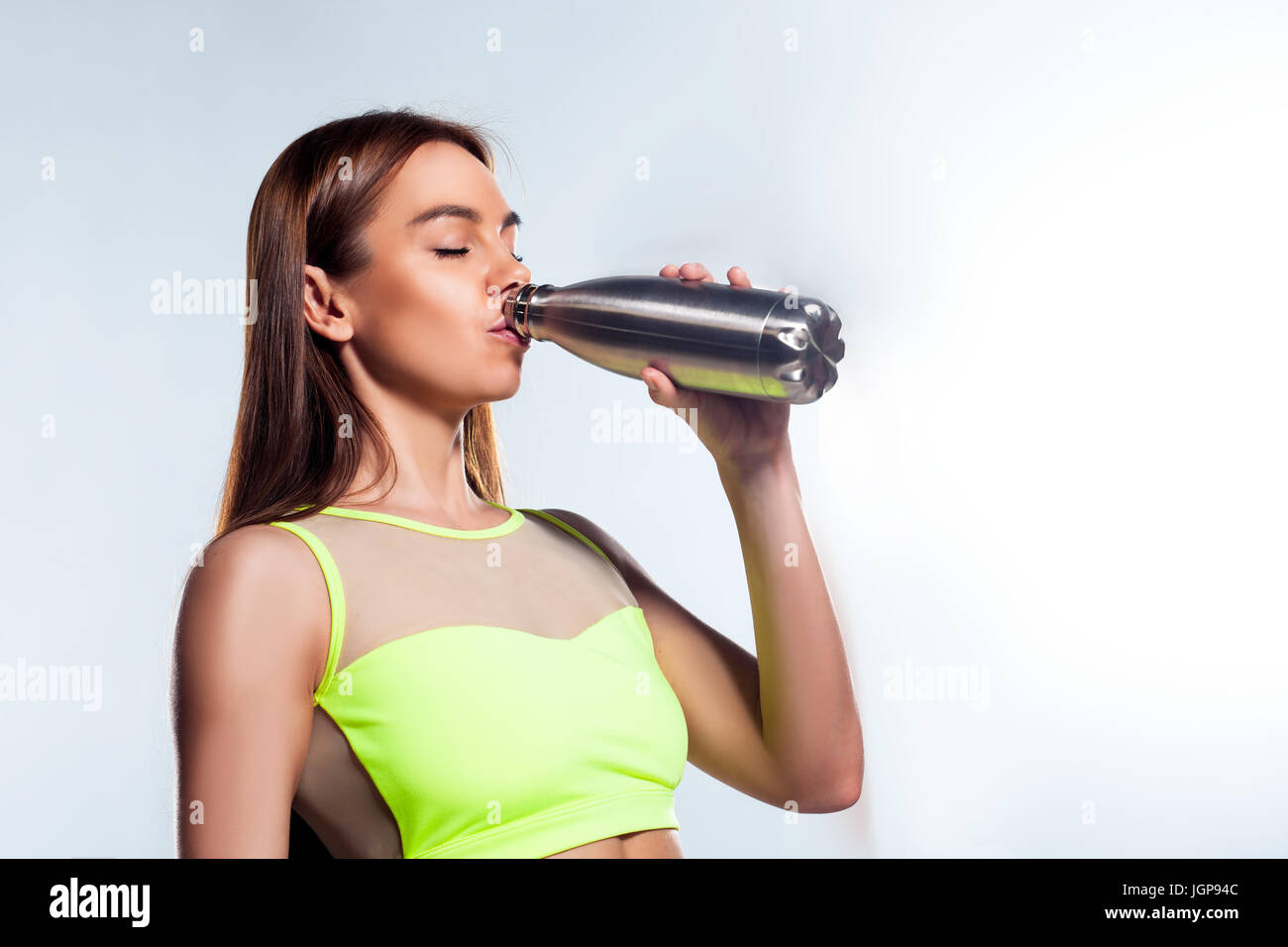 Hermosa Joven En Ropa Deportiva Ella Bebe Agua De Una Botella De Metal Fotografia De Stock Alamy
