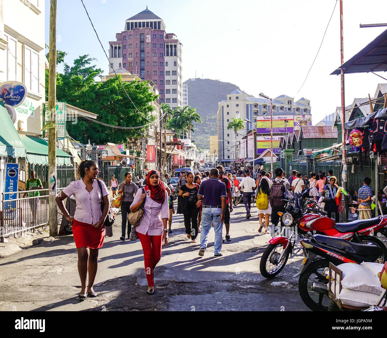 Port Louis, Mauricio - Jan 4, 2017. La gente caminando en la calle Port  Louis, Mauricio. Port Louis es la capital administrativa y comercial de la  i Fotografía de stock - Alamy