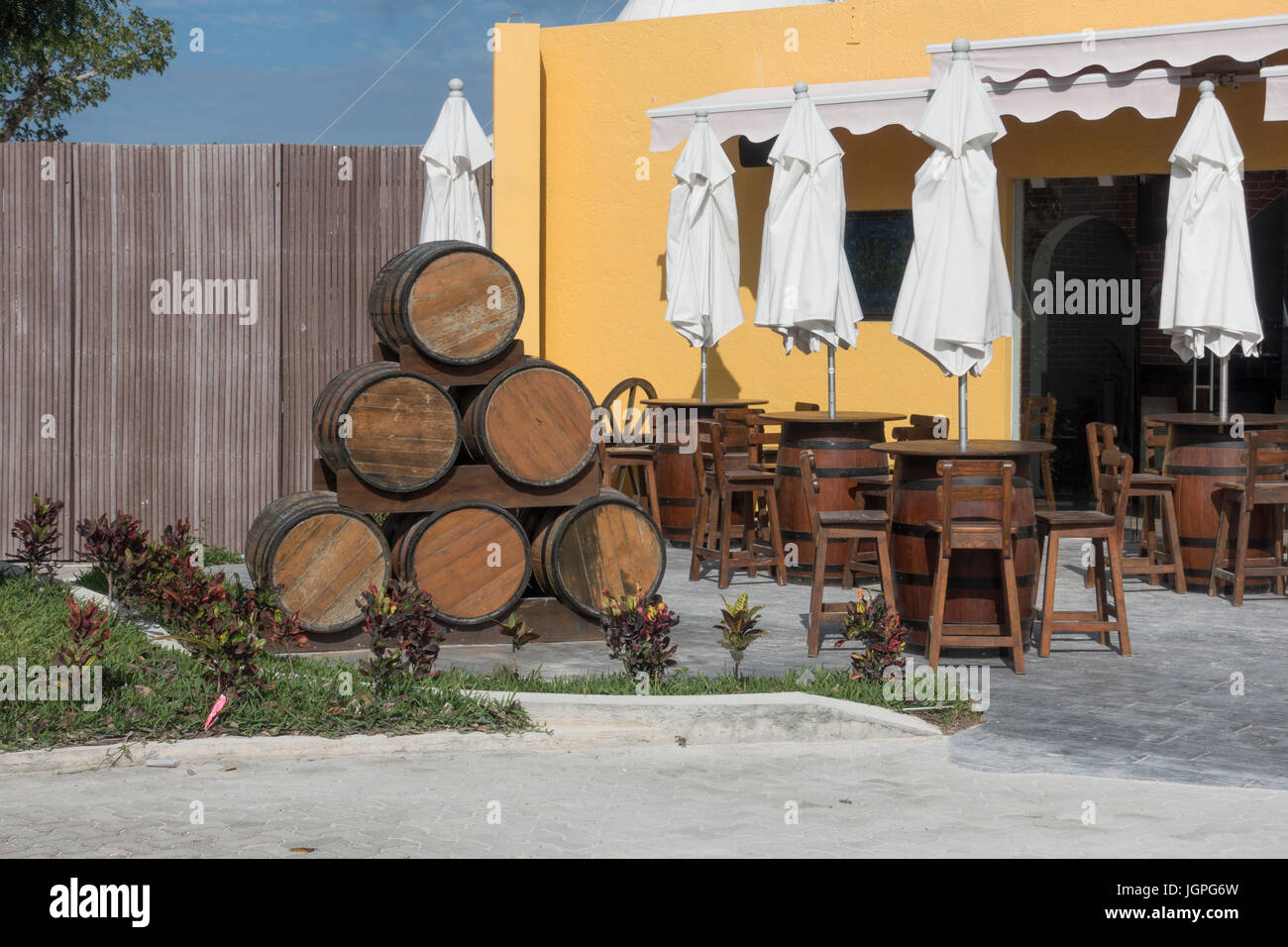 Cafetería con barriles en Playa Mia Resort. Cozumel, México Fotografía de  stock - Alamy