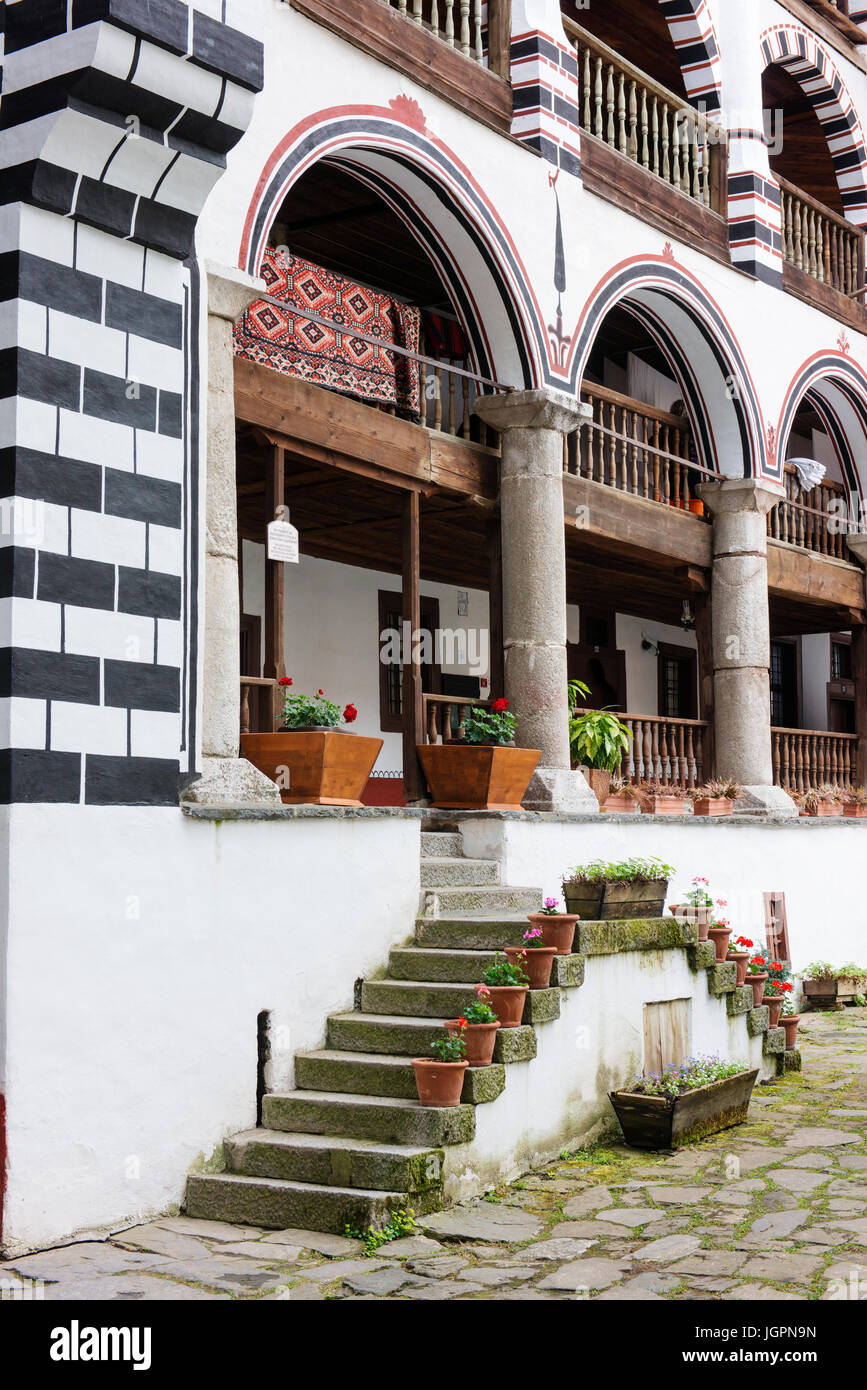 Dentro de los muros del monasterio de San Iván de Rila (Monasterio de Rila). Fundada en el siglo X, es el monasterio más famoso de Bulgaria. Foto de stock