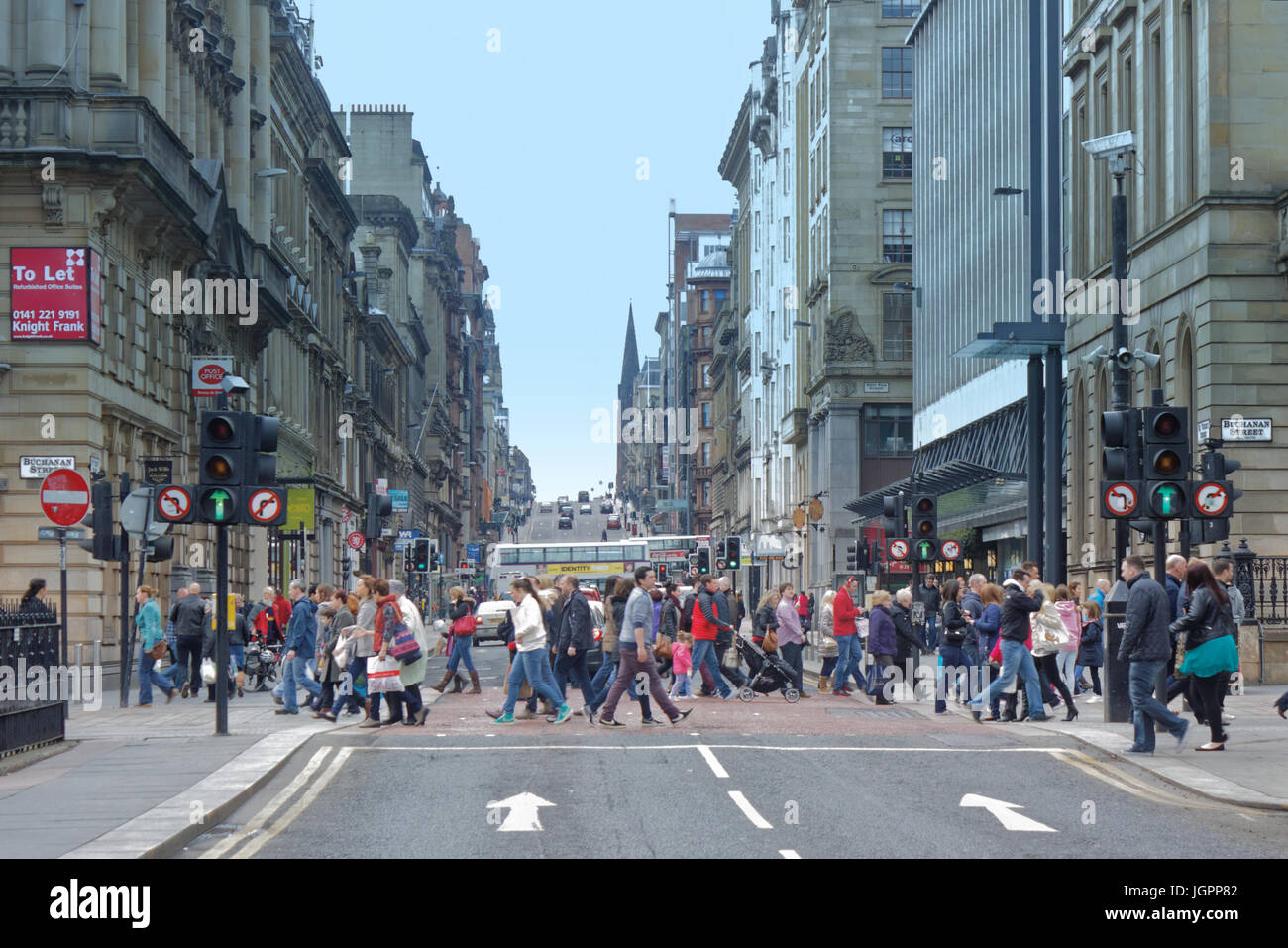 Buchanan Street Style mile escenas callejeras semáforo cruce peatonal en St vincent street mirando al oeste a lo largo de la misma Foto de stock