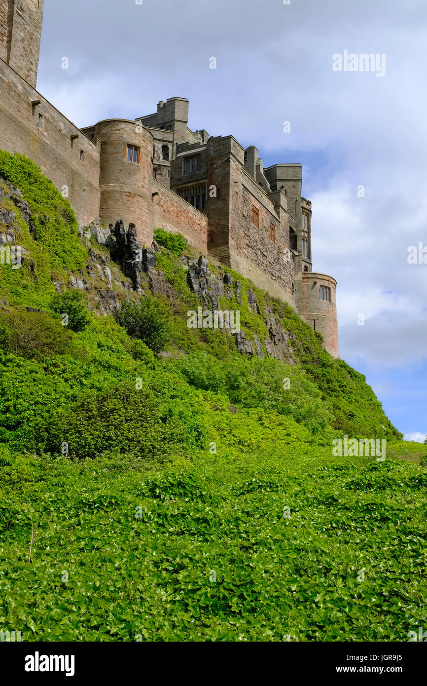 Bamburgh Castle - situada en la costa noreste de Inglaterra, en Northumberland, en el REINO UNIDO Foto de stock