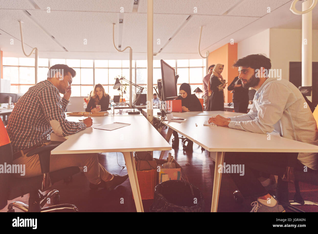 Gente de negocios inicio grupo de trabajo cotidiano en la oficina moderna Foto de stock