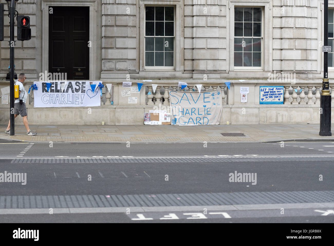Charlie Gard protesta pancartas en Whitehall cerca de Downing Street, Londres, Reino Unido Foto de stock