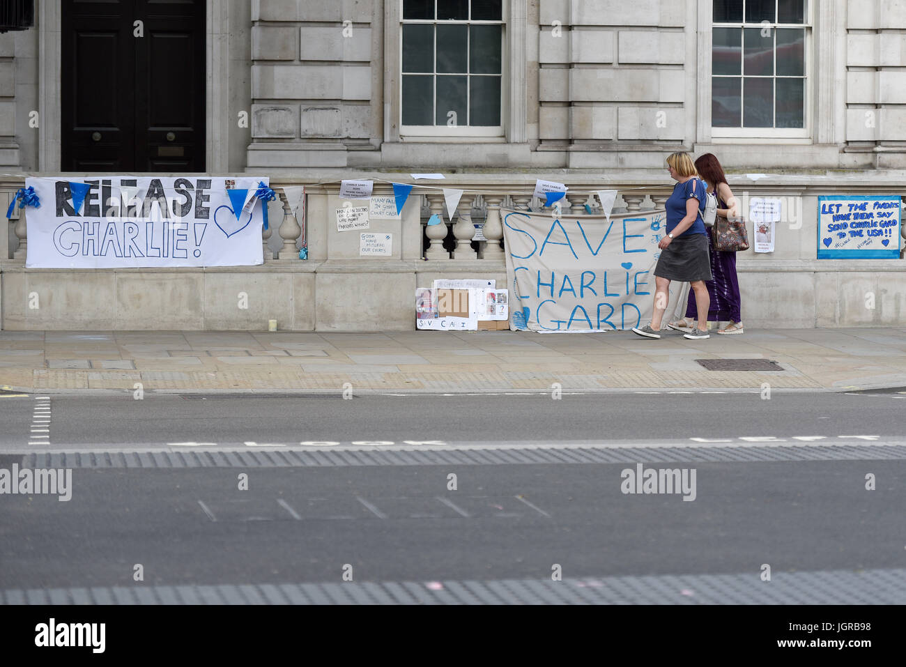 Charlie Gard protesta pancartas en Whitehall cerca de Downing Street, Londres, Reino Unido Foto de stock
