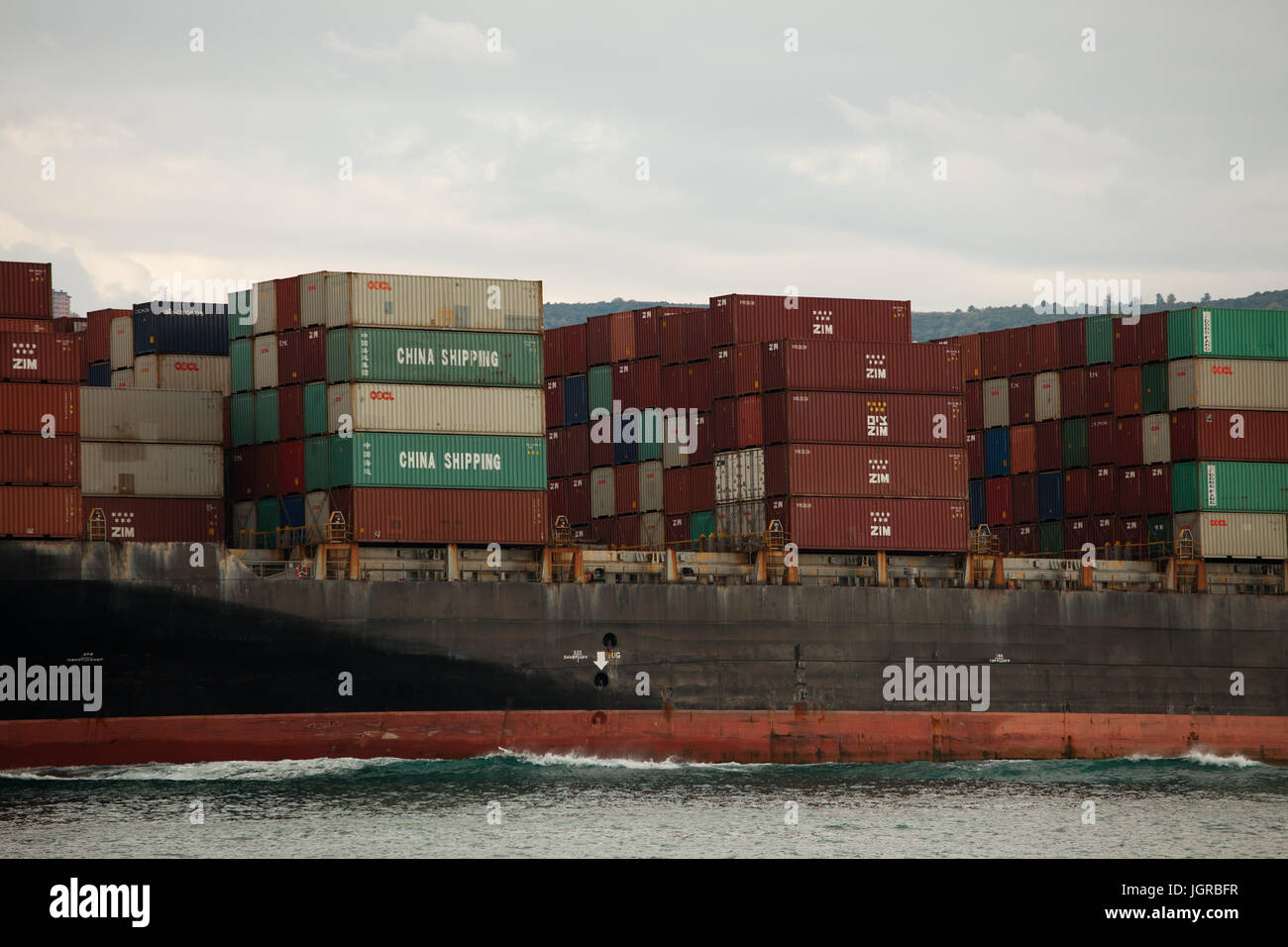Buque de carga cargado con contenedores de transporte pasa el estrecho del Bósforo, Estambul, Turquía. Foto de stock