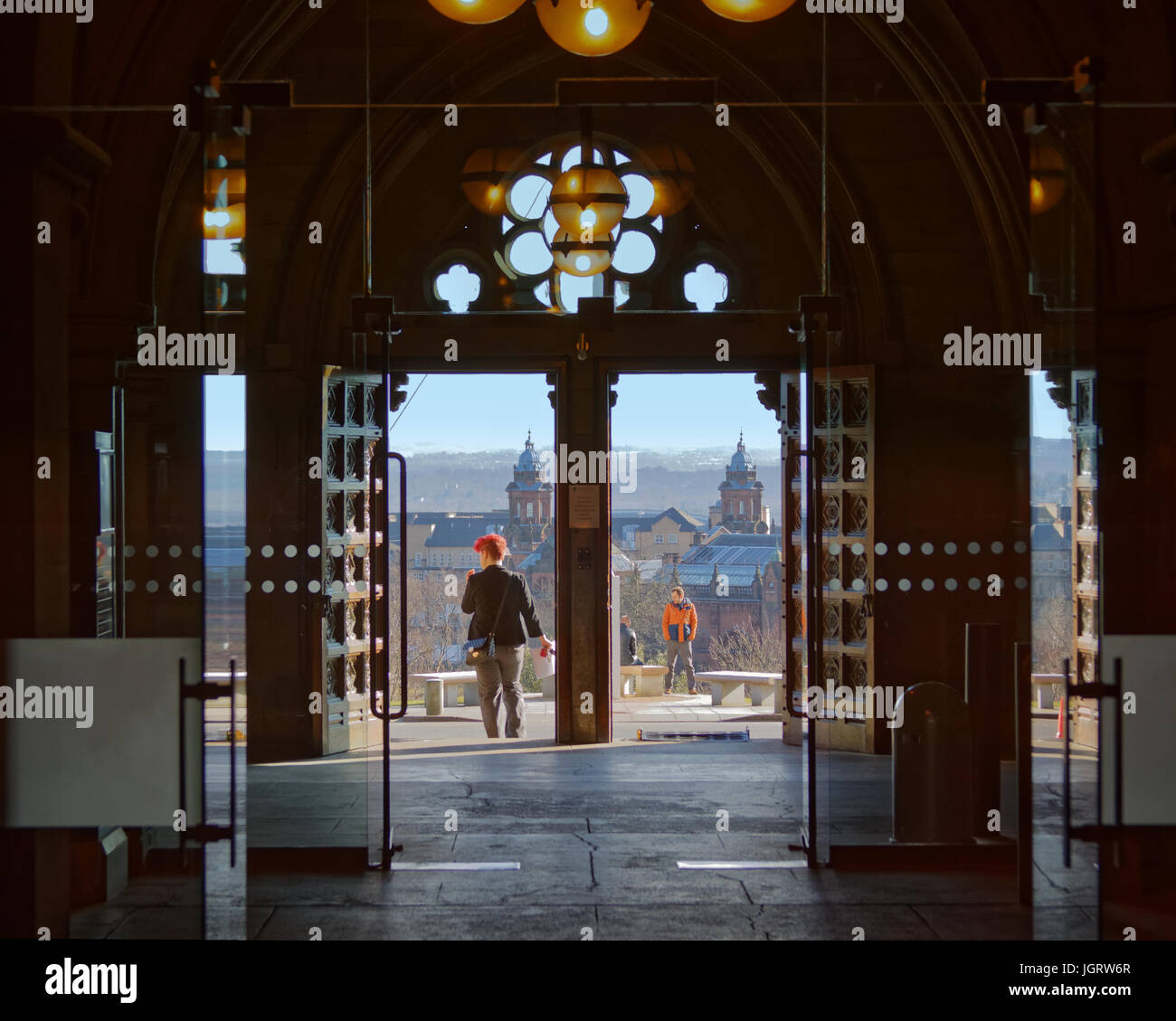 La Universidad de Glasgow, Escocia, Reino Unido, vista interior entrada salida al frente y un mástil siluetas de estudiantes Foto de stock