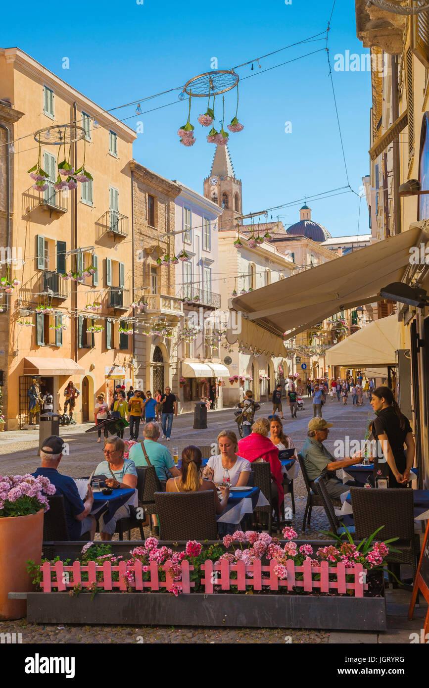 Alghero Sardinia, turistas cenar en el restaurante las tablas en la Piazza  Civica en el casco antiguo de Alghero, en Cerdeña Fotografía de stock -  Alamy