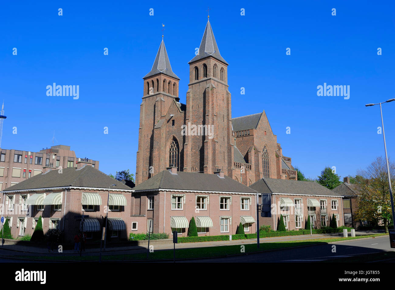 San Walburgis iglesia y casas, Arnhem, Países Bajos / Basilika Sint Walburga | San Walburgis-Kirche und Haeuser, Arnheim, Niederlande Foto de stock