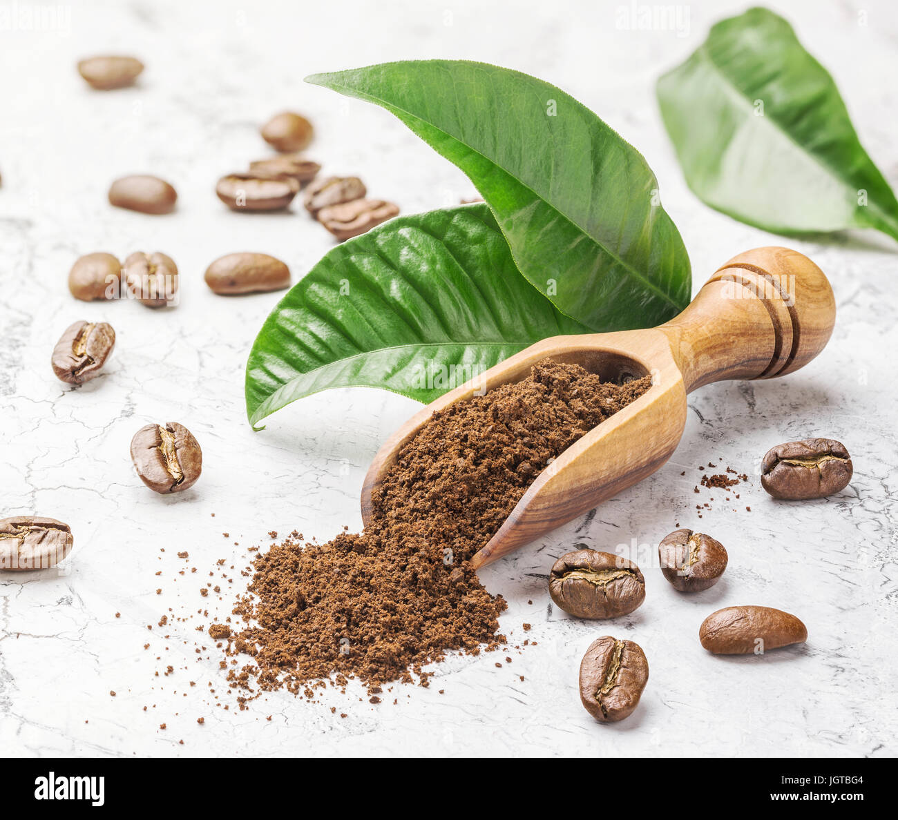 Café molido, granos y hojas Foto de stock