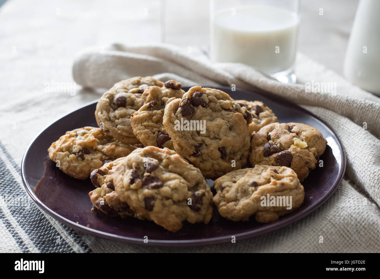 Cookies y un vaso de leche backlight Foto de stock
