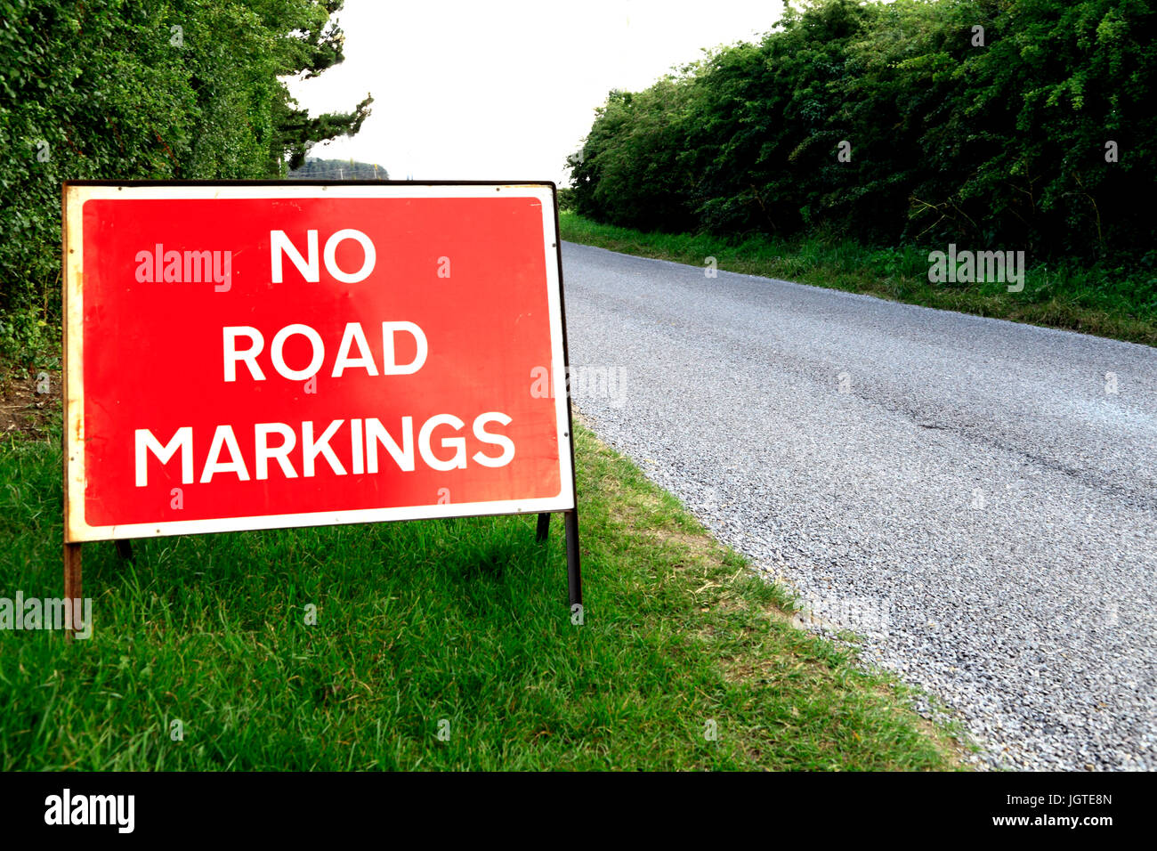 No hay marcas viales, firmar nuevos en la superficie de la carretera, el tráfico inglés signos de advertencia, Inglaterra, Reino Unido. Foto de stock