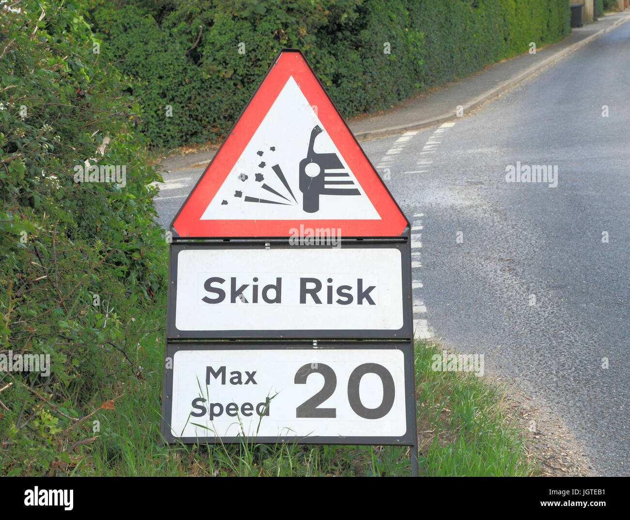 Skid, señal de riesgo para los motoristas, 20 km/h, velocidad máxima alerta, Inglaterra, Reino Unido. Foto de stock