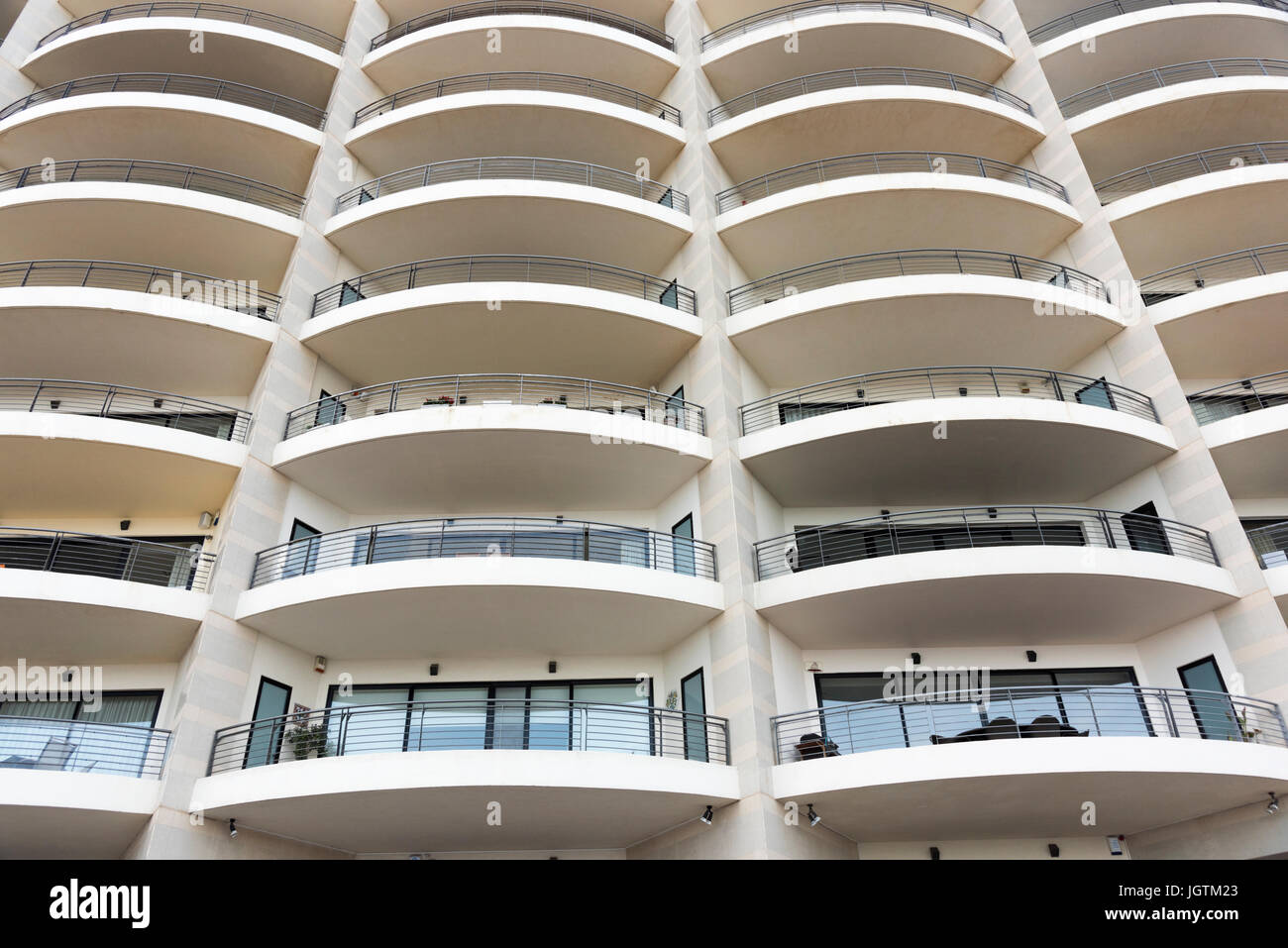 Un patrón abstracto de balcones de hormigón en un edificio de apartamentos en St Julians Bay Malta - Arquitectura moderna Foto de stock