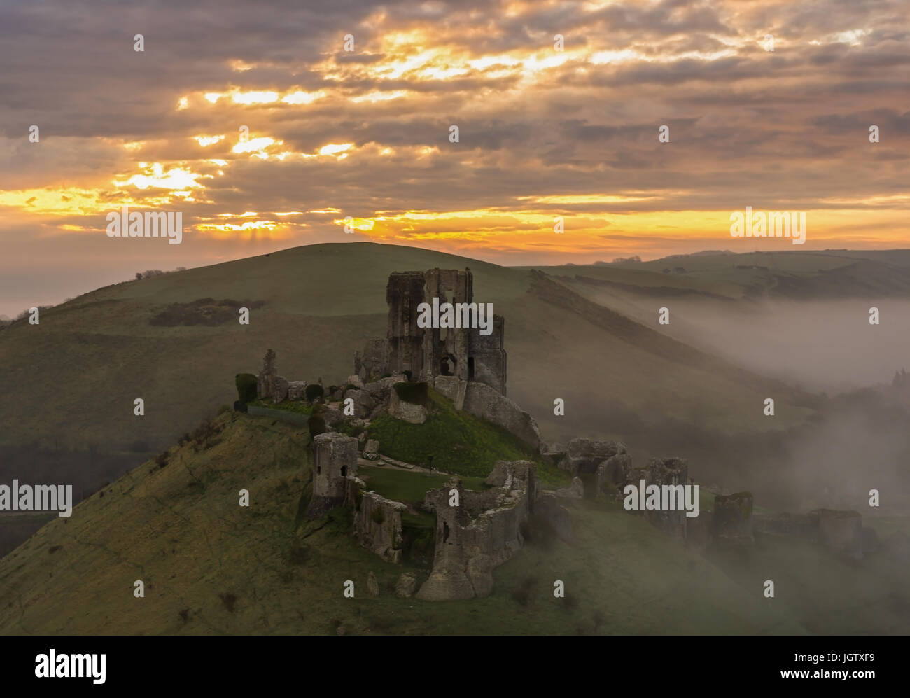 El castillo Corfe misty sunrise Foto de stock
