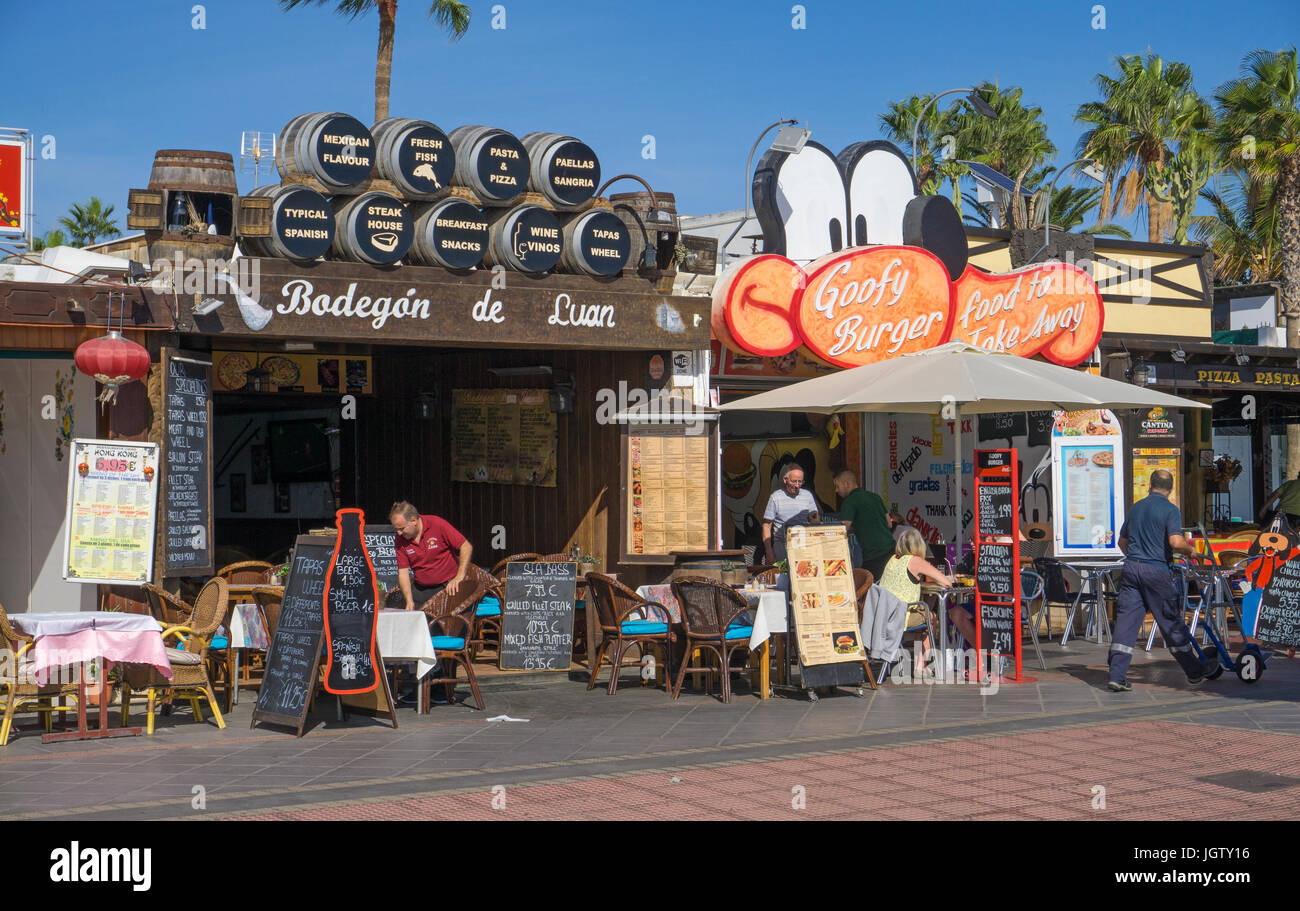 Restaurantes y bares en el paseo marítimo, la Avenida de las playas,  también conocida como la milla de plástico, Puerto del Carmen, Lanzarote,  Islas Canarias, Europa Fotografía de stock - Alamy