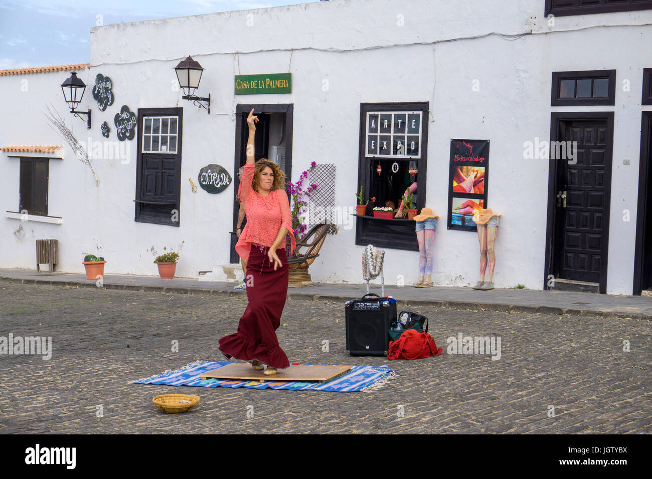 El bailarín de flamenco (mujer) bailando en la calle, domingo mercado semanal en Teguise, Lanzarote, Islas Canarias, Europa Foto de stock