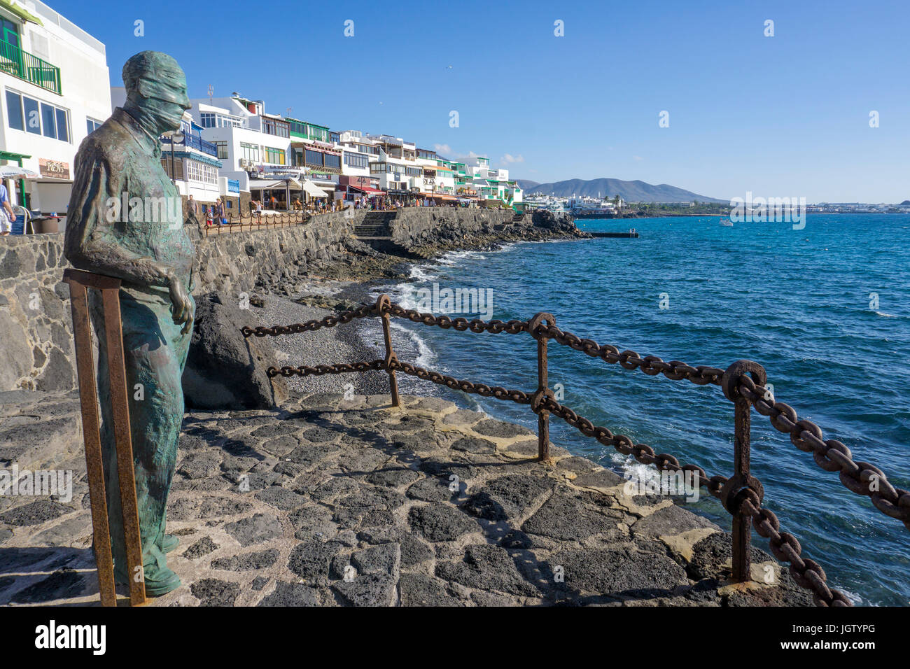 Estatua de bronce en honor de la vieja generación de artistas canarios Chano Navarro Betancor, en el paseo de la playa de Playa Blanca, Lanzarote, Islas Canarias Foto de stock