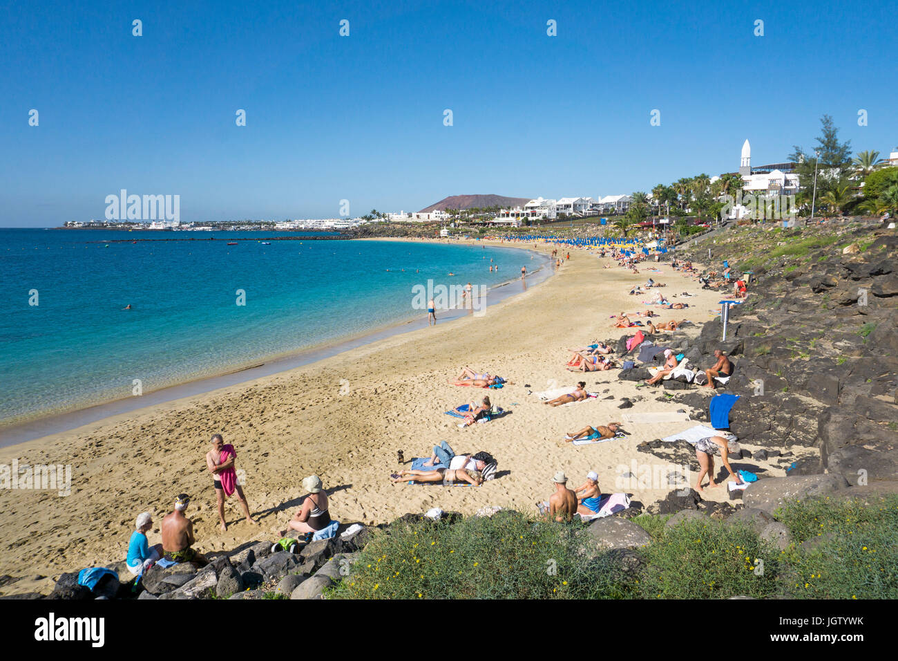 Badestrand bei playa dorada playa blanca, Lanzarote, KANARISCHE INSELN, Europa | Playa Dorada, en Playa Blanca, Lanzarote, Islas Canarias, Europa Foto de stock