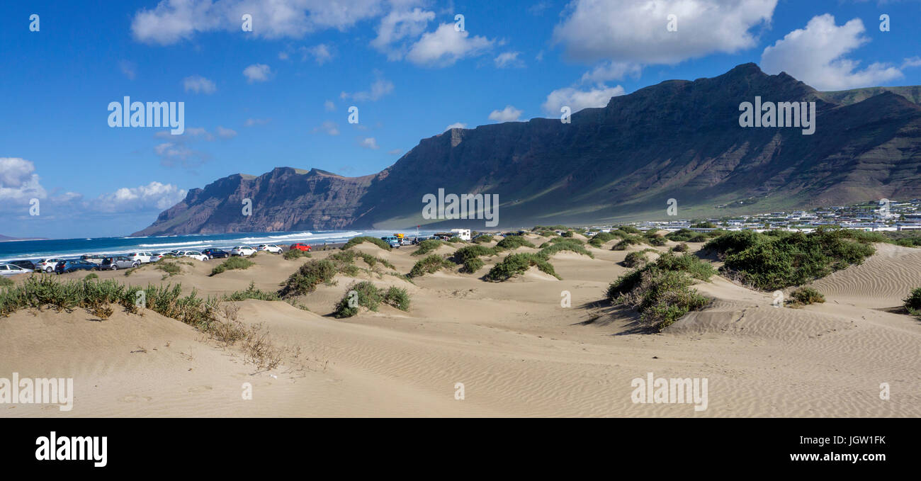 Dunas de arena en la Playa de San Juan, detrás del acantilado de Famara Caleta de Famara, Lanzarote, Islas Canarias, Europa Foto de stock