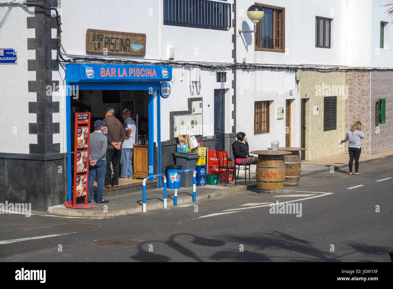 Los lugareños en el bar de la piscina, Punta Mujeres, pueblo pesquero al norte de Lanzarote, Islas Canarias, España, Europa Foto de stock