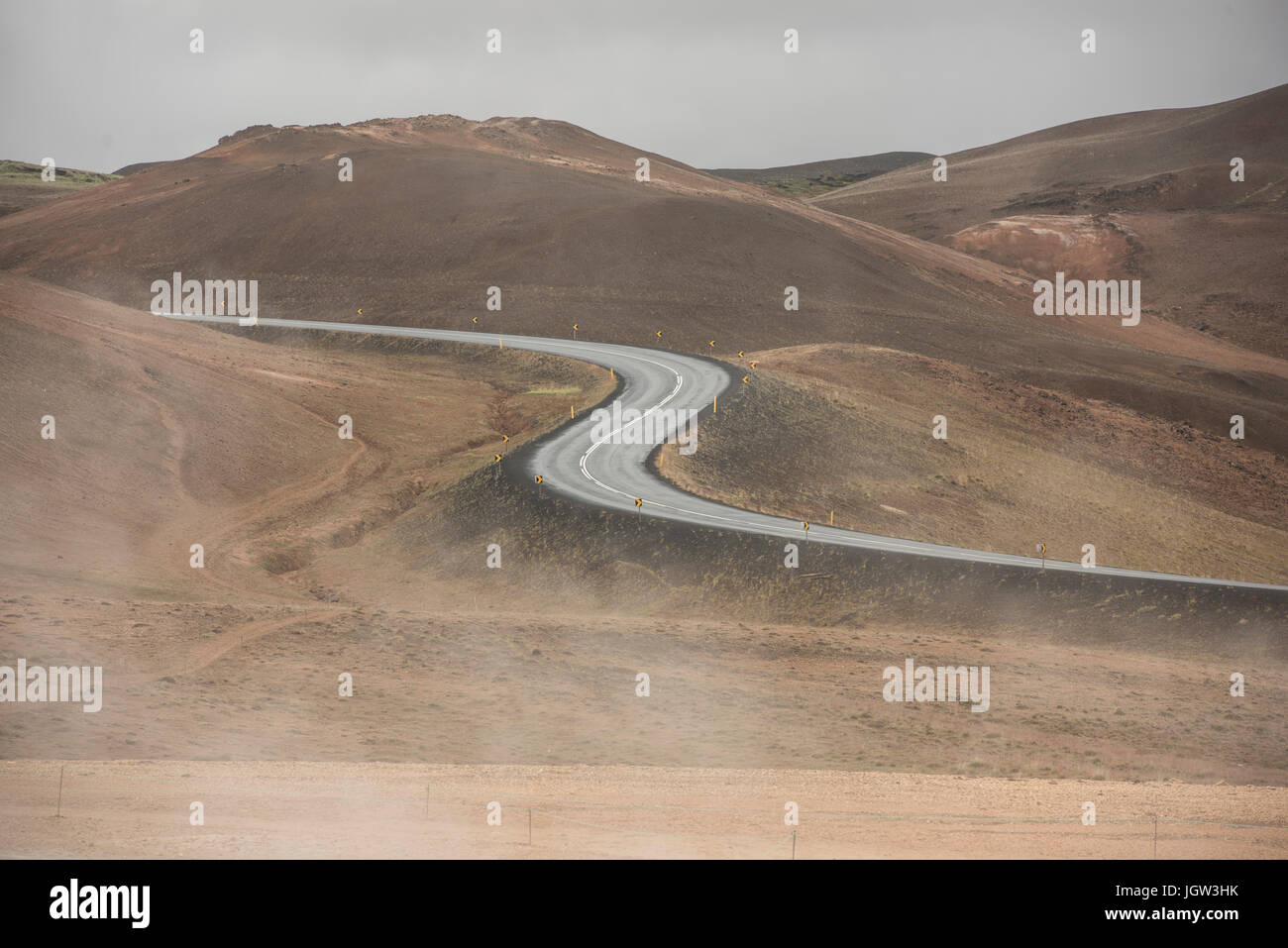 Vacía la carretera que conduce a través del paisaje de montaña parece una gran letra S simétrico, Islandia. Foto de stock