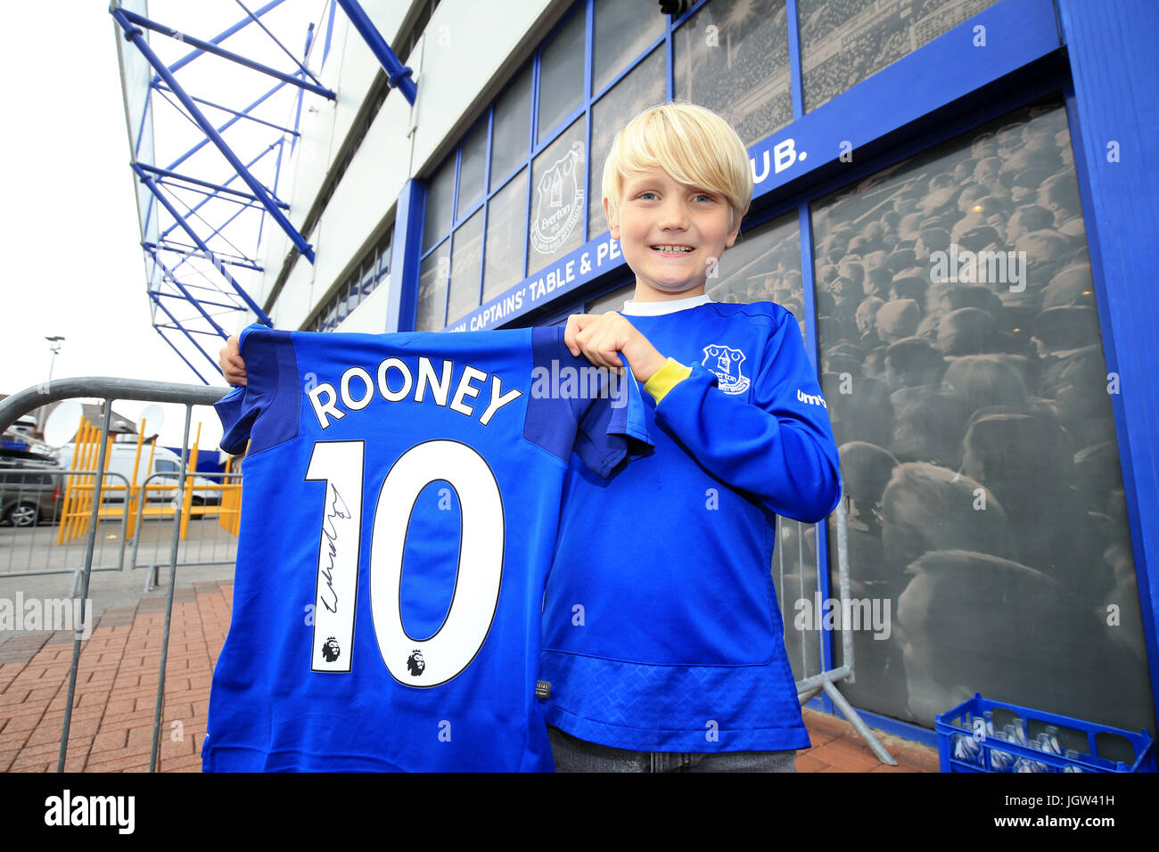 Everton Fan Liam Walters posee un Wayne Rooney camisa firmada después de la  conferencia de prensa en Goodison Park, Liverpool Fotografía de stock -  Alamy