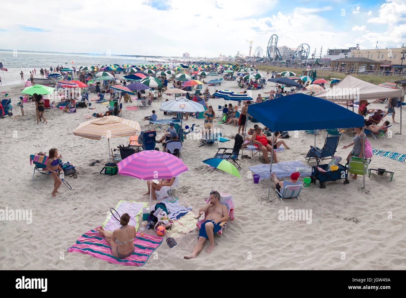 La gente relajándose en la playa en Ocean City, Nueva Jersey, EE.UU.. Foto de stock