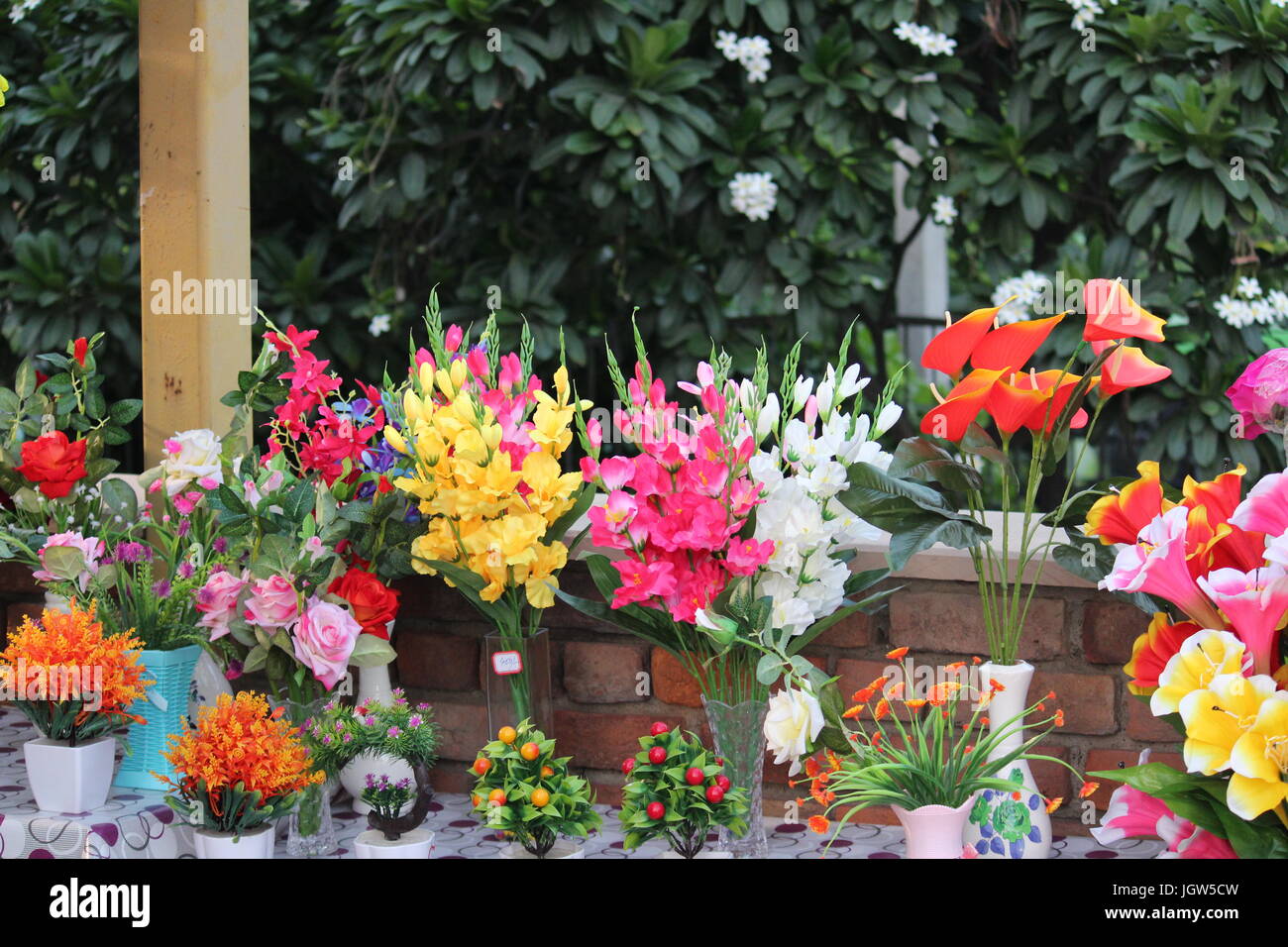 Jarrones de flores con flores artificiales fotografías e imágenes de alta  resolución - Alamy