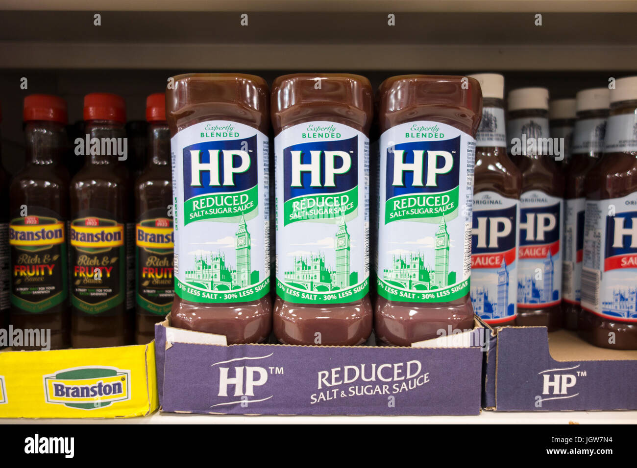 Botellas de HP reduce la sal y salsa de azúcar para la venta en un supermercado en el REINO UNIDO Foto de stock