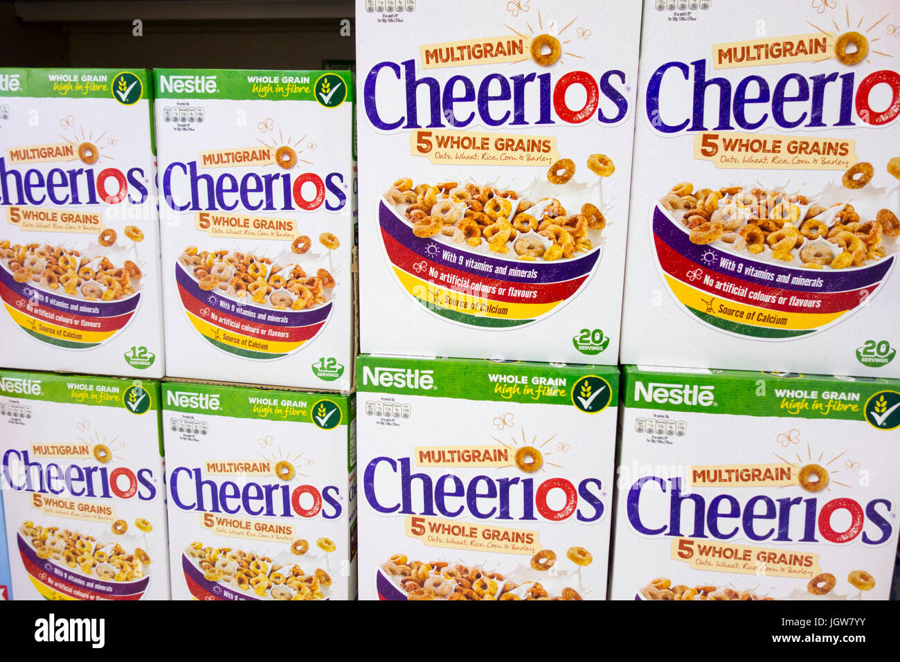 Cheerios Multigrain por Nestlé cereales para la venta en un supermercado en el REINO UNIDO Foto de stock