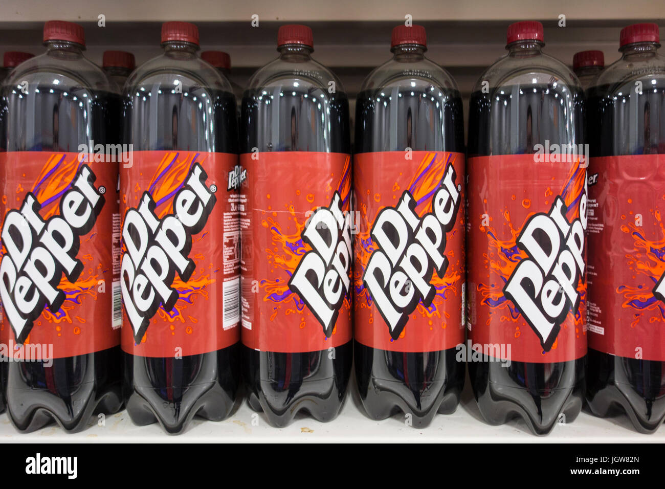 Botellas de Dr Pepper para la venta en un supermercado en el REINO UNIDO Foto de stock