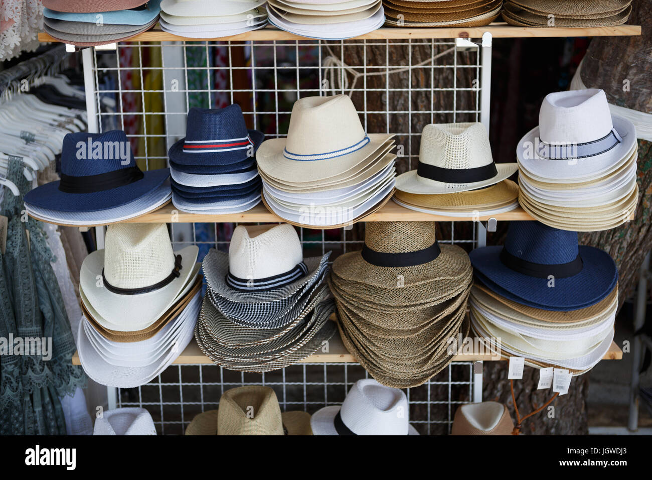 MAKARSKA RIVIERA, Croacia - El 20 de junio, 2017: Calle shop vender sombreros  de sol para hombres.Comprar sol moderno sombrero para protegerse del sol en  la playa.de Stand con sombreros Fotografía de