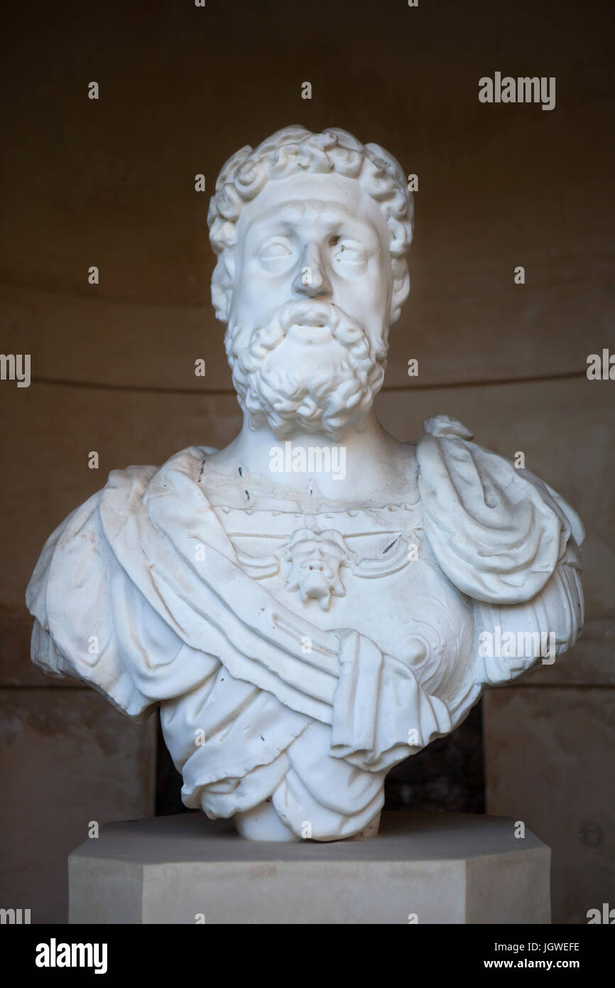 Busto del Emperador Carlos V por el escultor español Vermondo resta en el Jardin de las Flores (Jardín de Flores) en el Real Alcázar de Sevilla en Sevilla, Andalucía, España. Foto de stock