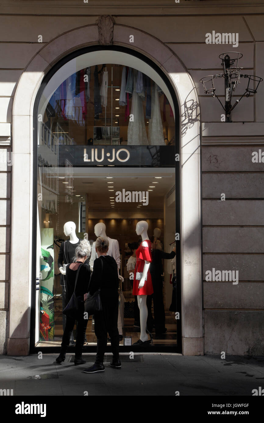 Liu Jo store. Los peatones mirar los escaparates de las tiendas en el  centro de Roma, Italia Fotografía de stock - Alamy