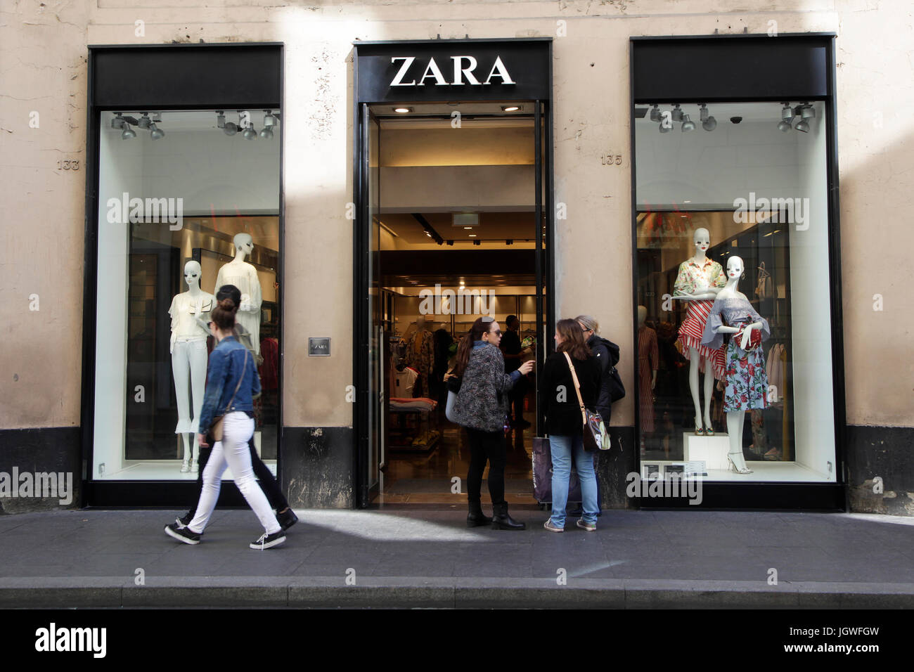 Entrada de la tienda Zara, peatones camina más allá de la tienda de Zara en  Italia, Roma Fotografía de stock - Alamy