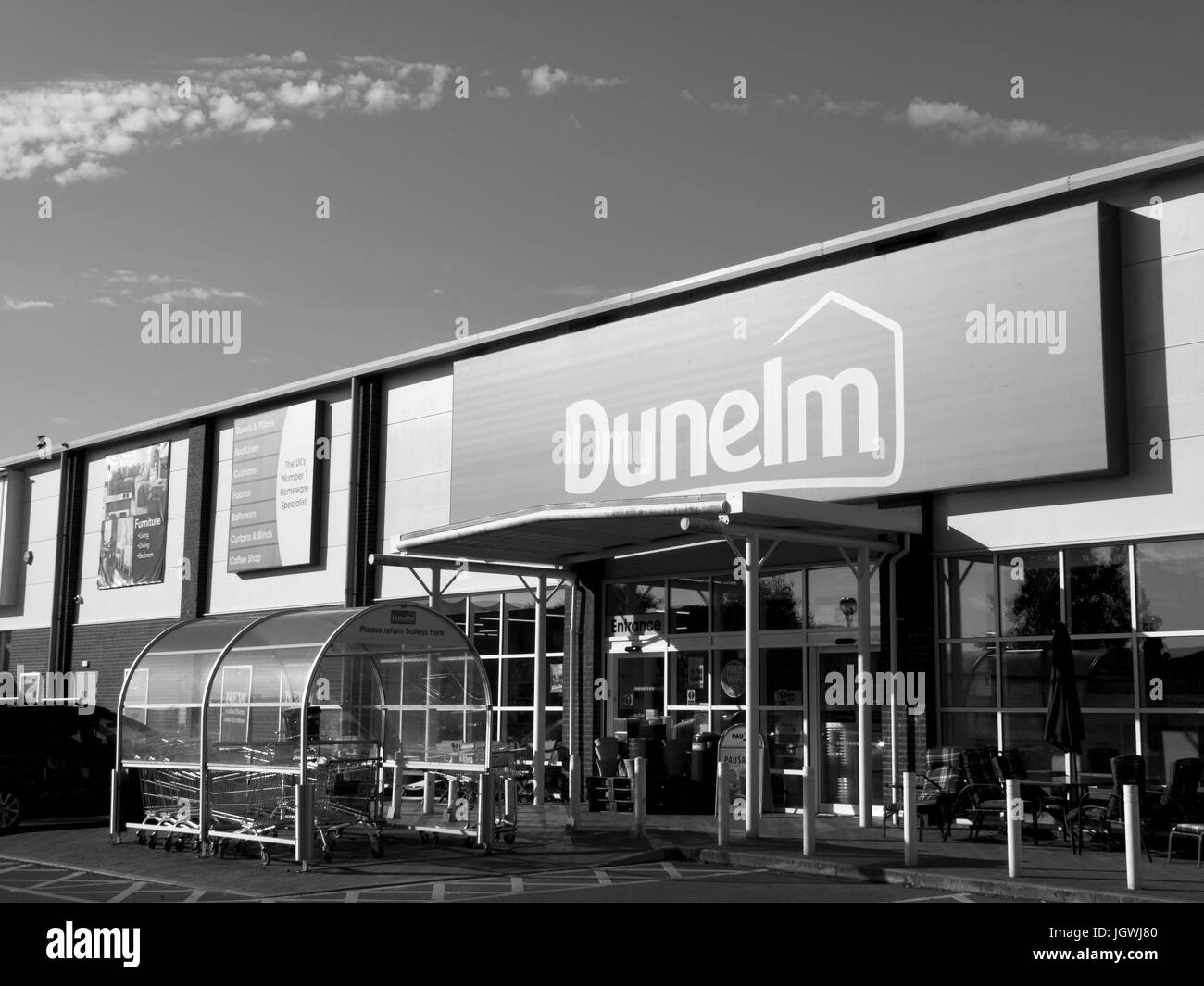 Entrada a la tienda de grupo Dunelm, British en ventas de muebles para