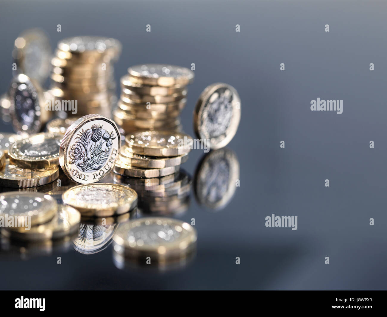 Montón de nuevo una libra británica monedas, cerca Foto de stock