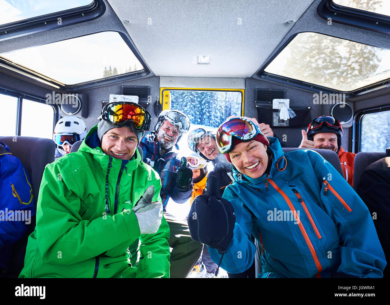 Retrato de grupo de machos y hembras de los esquiadores en la nieve Autobús, Aspen, Colorado, EE.UU. Foto de stock