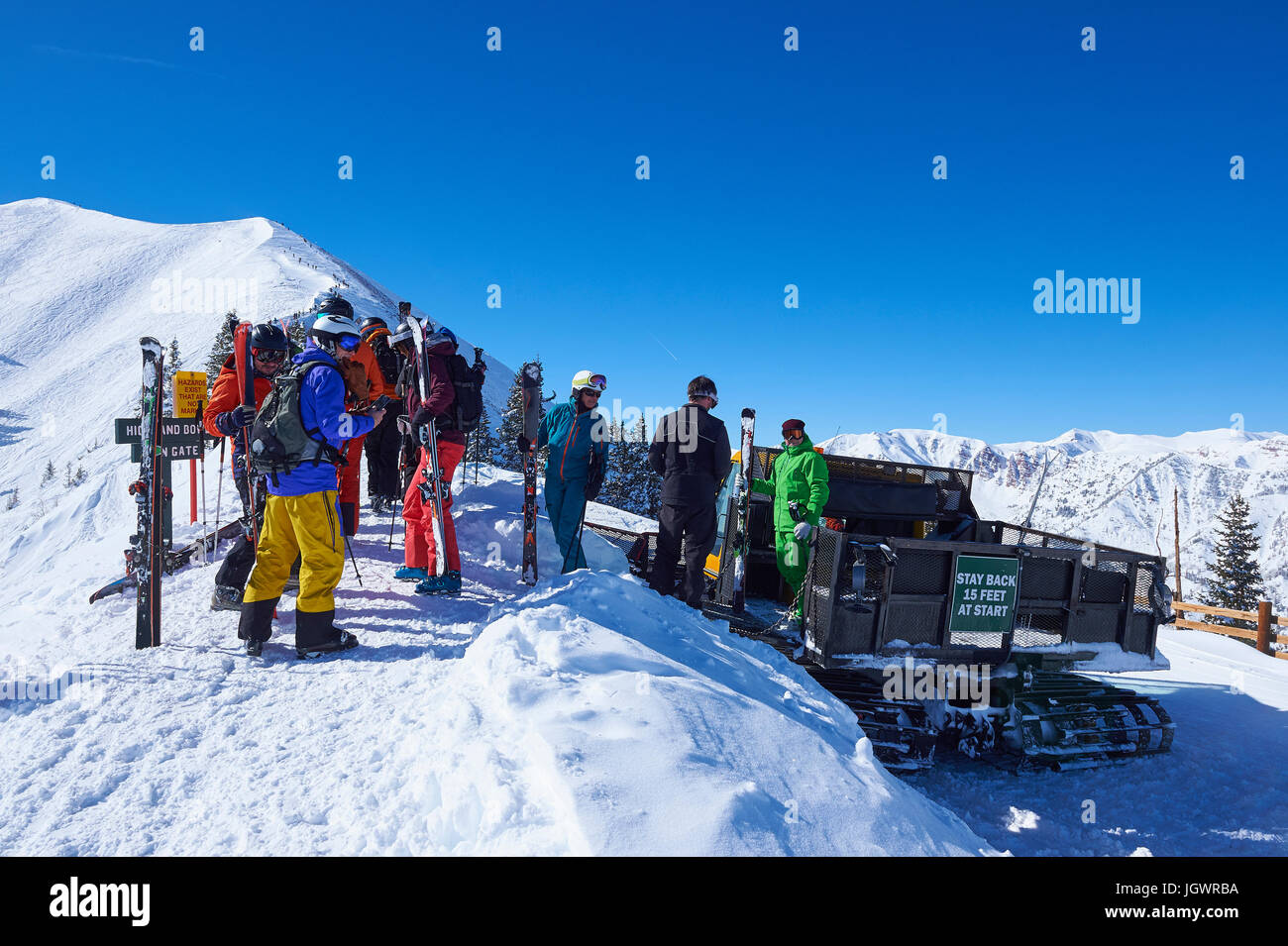 Grupo de esquiadores preparando sobre montañas cubiertos de nieve, Aspen, Colorado, EE.UU. Foto de stock