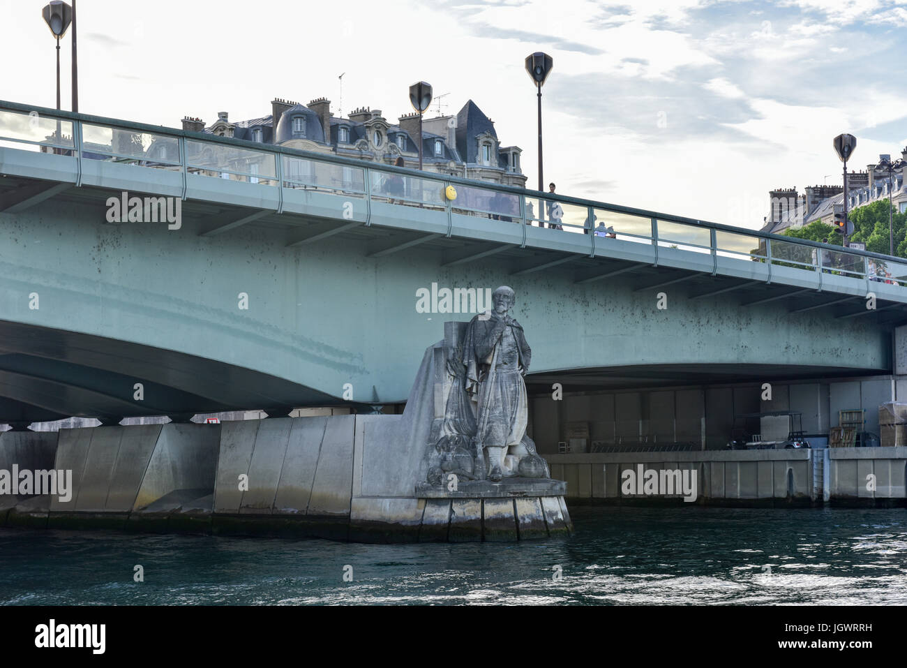 Pont de l'Alma (Alma Bridge en inglés) es un puente de carretera en París a través del Sena y Zouave estatua. Foto de stock