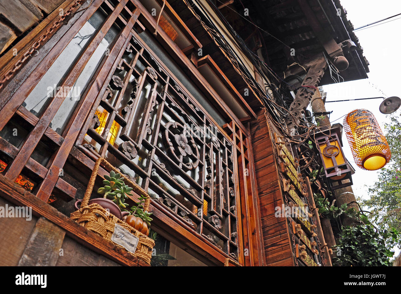 En el popular barrio de la antigua ciudad turística en el Metropole Ciqikon chino Chongqing (8 millones de habitantes). Aquí está una ventana de madera tallada hábilmente cubierta. Tomado 09.04.2017. Foto: Reinhard Kaufhold/dpa-Zentralbild/ZB | uso en todo el mundo Foto de stock